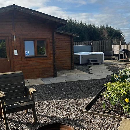 Lochinvar - Highland Log Cabin With Private Hot Tub Airdrie Exterior photo