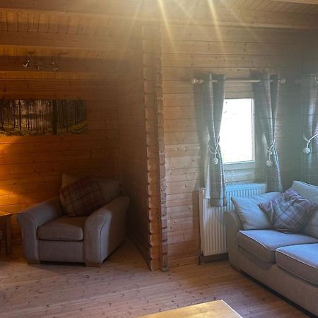 Lochinvar - Highland Log Cabin With Private Hot Tub Airdrie Exterior photo