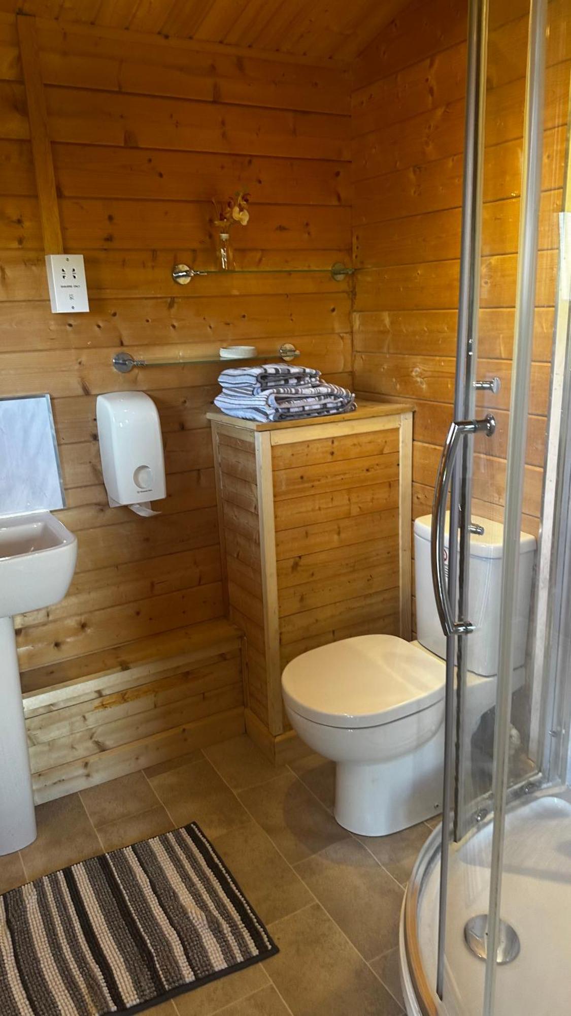 Lochinvar - Highland Log Cabin With Private Hot Tub Airdrie Exterior photo