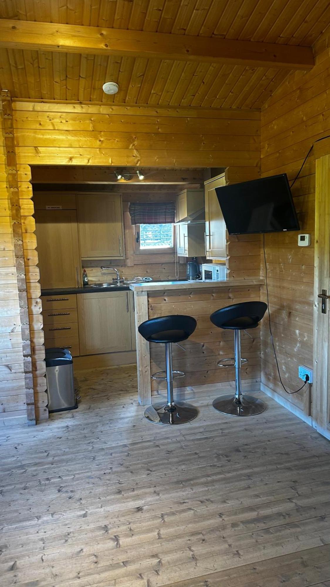 Lochinvar - Highland Log Cabin With Private Hot Tub Airdrie Exterior photo
