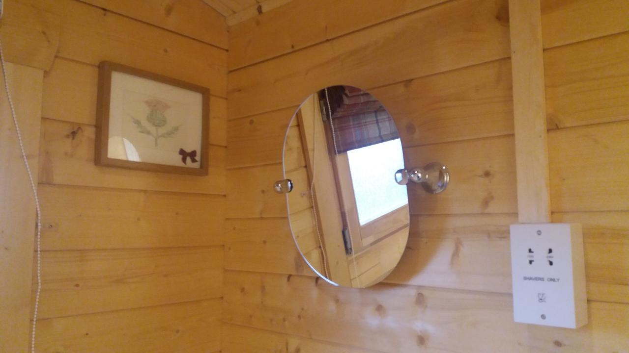 Lochinvar - Highland Log Cabin With Private Hot Tub Airdrie Exterior photo